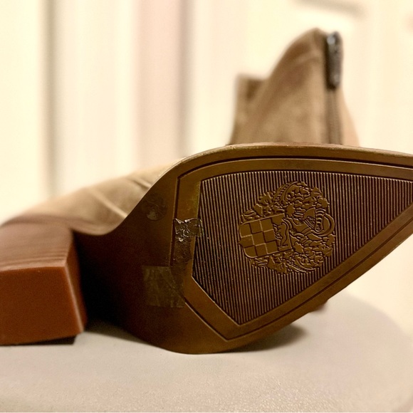 Vince Camuto
Suede Ankle pointed booties - Picture 7 of 8